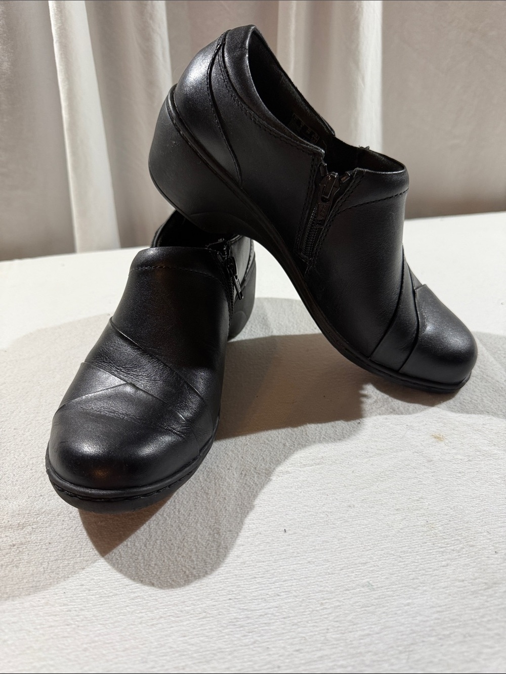 Clarks Women's Black Leather Zip-Back Dress Shoes - Picture 4 of 6